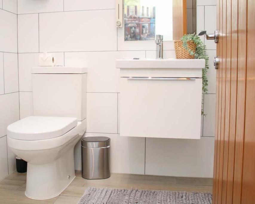 Luxe Living Guest House-Sleeps 6-Private Parking-Free Wifi-Beach-City Swansea Luaran gambar